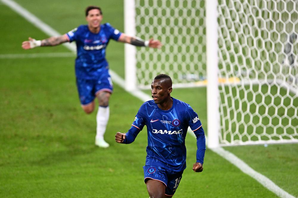 球星突破防线送出助攻